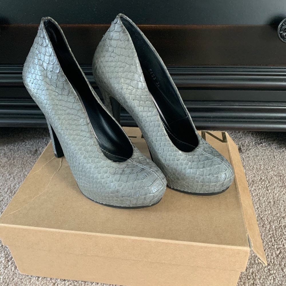 Pumps - Picture 3 of 4